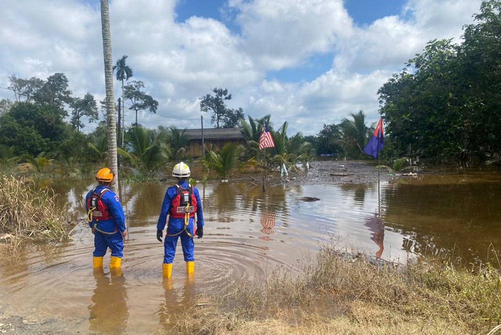 Anggota APM melakukan pemantauan di lokasi banjir di Kampung Sri Gambut dan Kampung Melayu Raya, Pekan Nenas, Pontian pada Rabu.