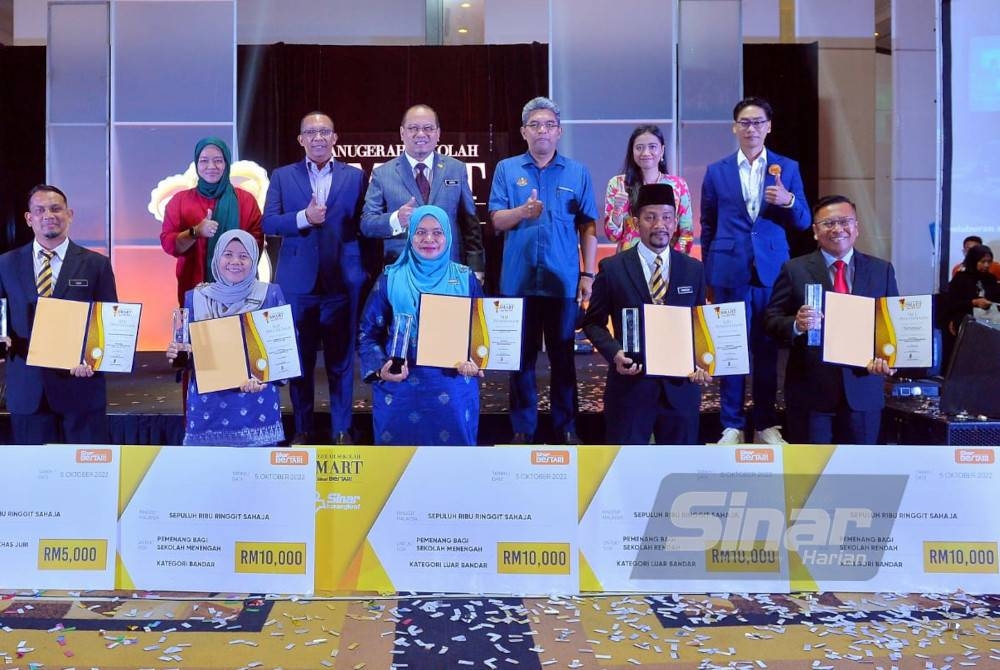 Belakang dari kiri: Farah, Nizam, Ahmad Amzad, Pkharuddin, Tengku Munazirah dan Pengarang Eksekutif Sinar Bestari, Meen Tahrin bergambar bersama pemenang anugerah pada Majlis Anugerah Sekolah SMART Sinar Bestari yang berlangsung di sebuah hotel pada Rabu. - Foto Sinar Harian ASRIL ASWANDI SHUKOR