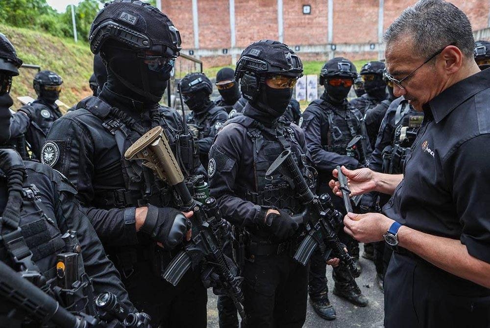 Hishammuddin (kanan) melihat keupayaan kesiagaan Pasukan Khas Pertahanan di Lapang Sasar Menembak Praktikal, Kem Sungai Besi di Kuala Lumpur pada Rabu. - Foto FB Hishammuddin