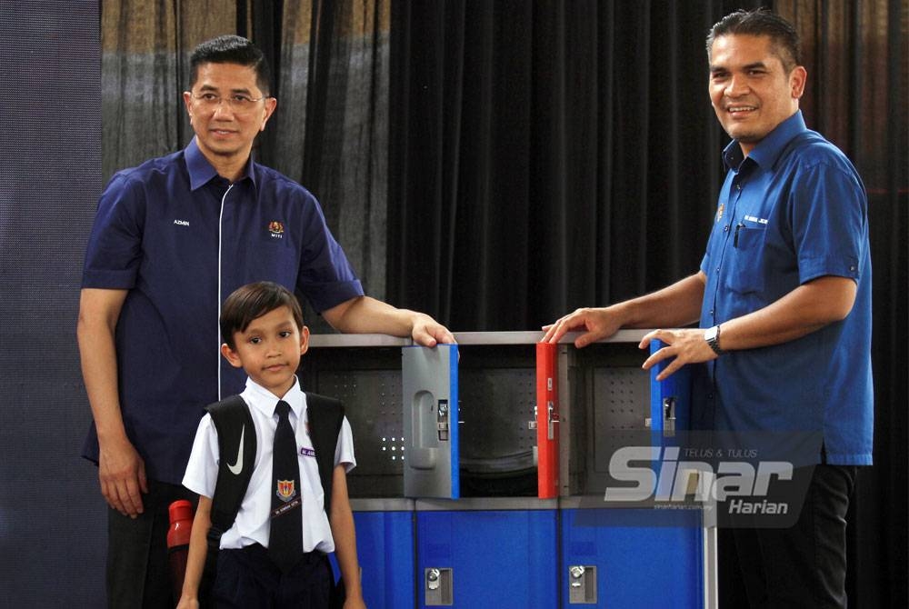 Mohd Radzi bersama Ahli Parlimen Gombak, Datuk Seri Mohamed Azmin Ali merasmikan lokar semasa majlis Penyerahan Lokar Fasa Pertama yang diadakan di Sekolah Kebangsaan Gombak Setia, Gombak.