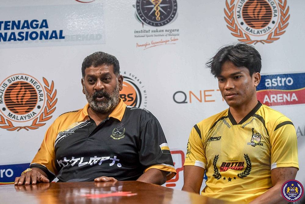 Jagatheesan (kiri) bersama Kapten Perak, Syed Mohamad Syafiq Syed Cholan ketika sidang akhbar pada Rabu. - Foto Malaysian Hockey Confederation