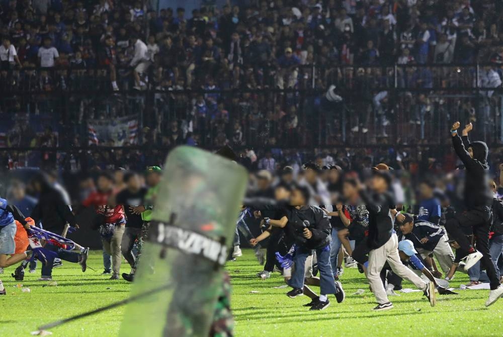 Situasi tegang yang berlaku di Stadium Kanjuruhan, Malang, Jawa Timur pada Sabtu lalu.(AP Photo/Yudha Prabowo)