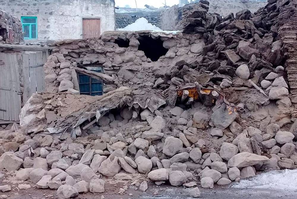 Lebih 1,000 orang cedera akibat gempa bumi berukuran 5.4 pada skala Richter melanda wilayah Azerbaijan Barat di Iran pada pagi Rabu. - Foto AP