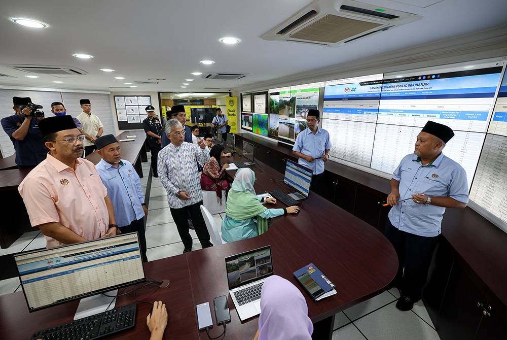 Yang di-Pertuan Agong Al-Sultan Abdullah Ri’ayatuddin Al-Mustafa Billah Shah (tengah) berkenan mendengar taklimat persiapan bencana dan banjir di Pusat Ramalan dan Amaran Banjir Negara (PRABN), Jabatan Pengairan dan Saliran (JPS) Ampang pada Khamis.