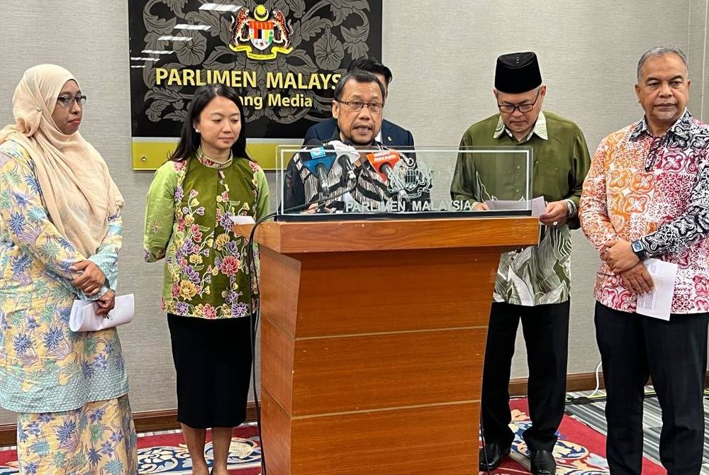 Che Abdullah ketika sidang akhbar di bangunan Parlimen pada Khamis.