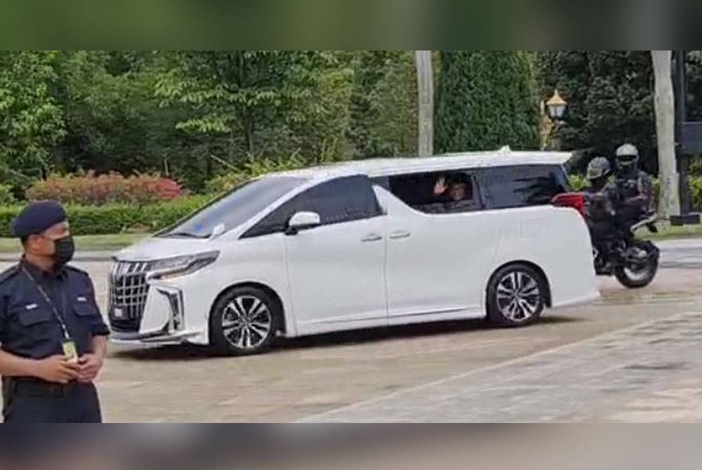 Ismail Sabri tiba di Pintu Satu, Istana Negara pada jam 3.50 petang bagi menghadap Yang di-Pertuan Agong, Al-Sultan Abdullah Ri’ayatuddin Al-Mustafa Billah Shah.