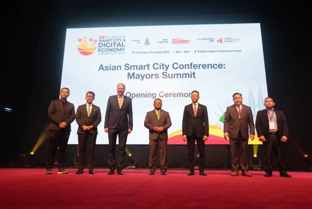 Amirudin (tengah) pada perasmian SDEC 2022 - Persidangan Smart City Asian: Sidang Kemuncak Datuk Bandar di KLCC pada Khamis.