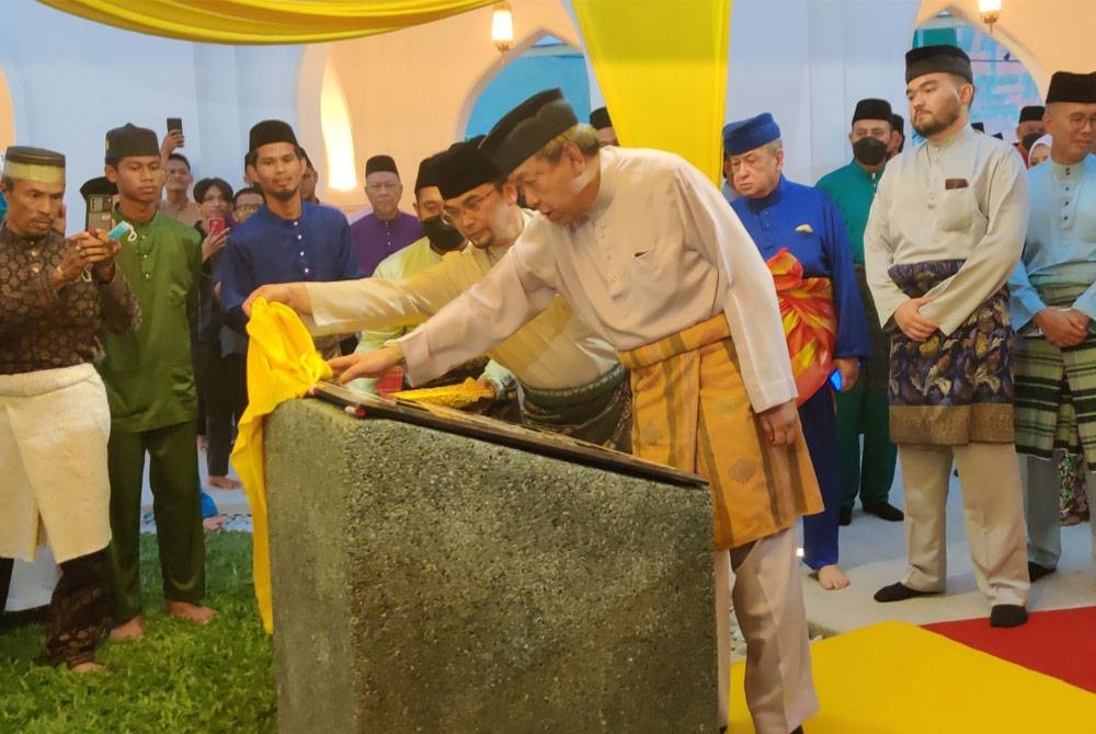 Sultan Sharafuddin (depan kanan) berkenan menyempurnakan Majlis Perasmian Masjid Rajah Lumu Kuala Selangor pada Khamis.