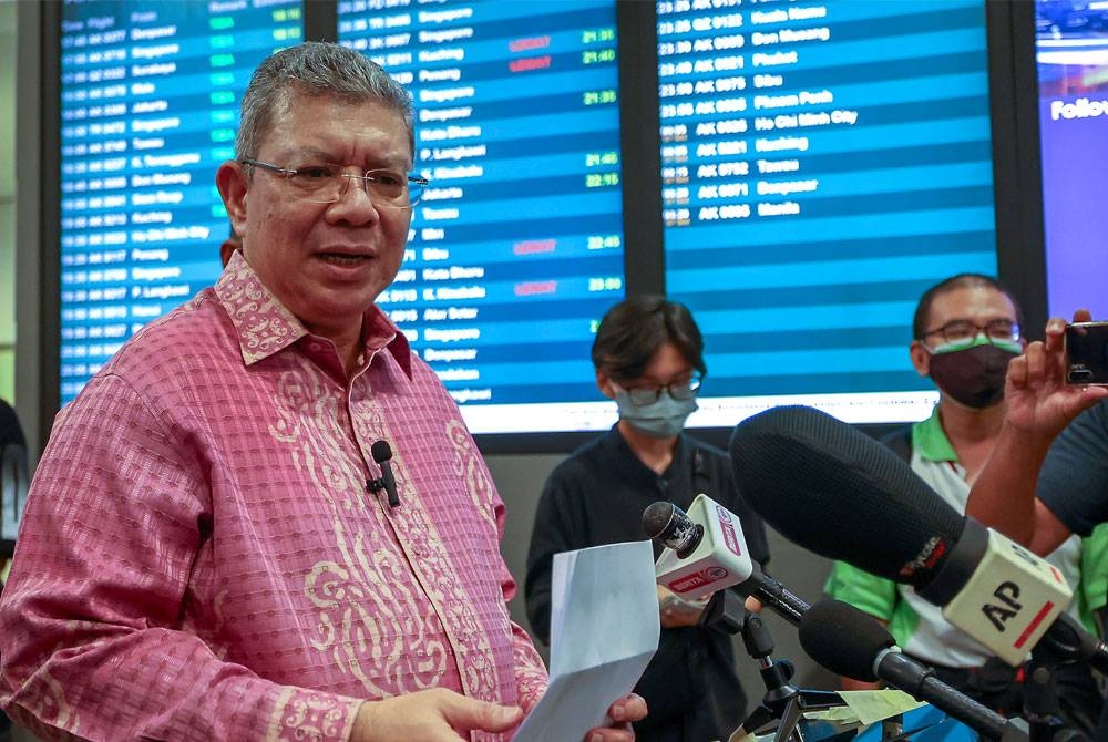 Saifuddin bercakap kepada pemberita selepas menyambut kepulangan lapan rakyat Malaysia yang menjadi mangsa sindiket penipuan tawaran pekerjaan di Kemboja di Lapangan Terbang Antarabangsa Kuala Lumpur 2 (KLIA2), pada Khamis. - Foto Bernama