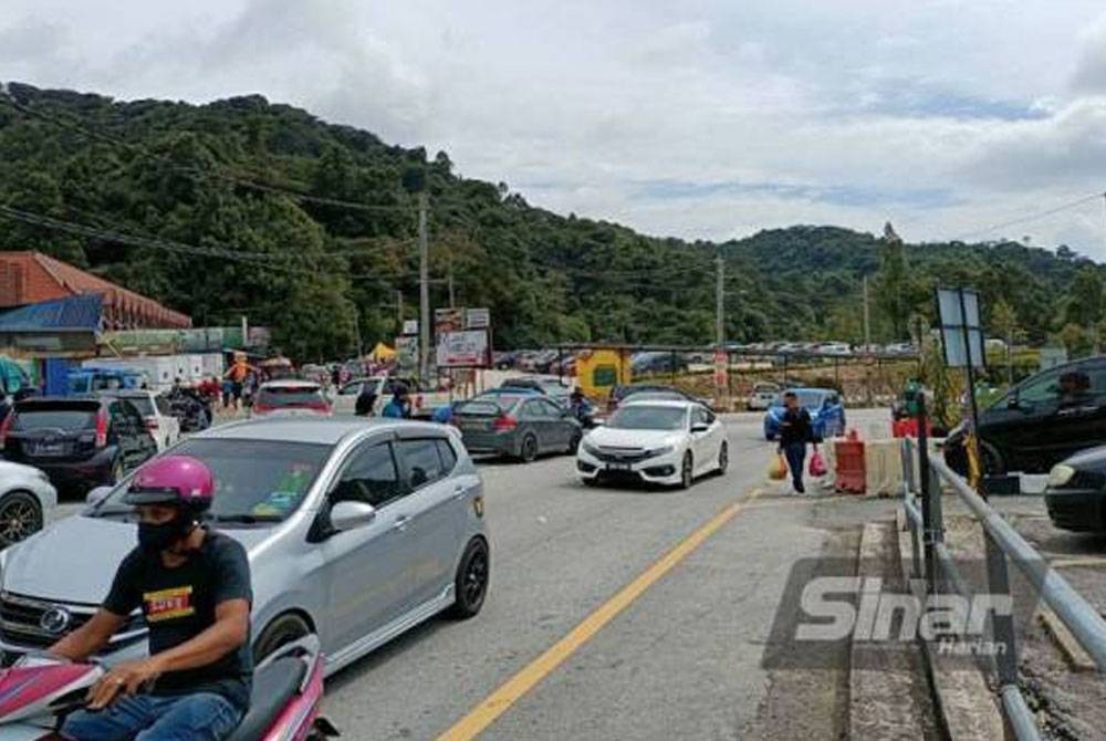 Perjalanan ke Cameron Highlands sentiasa sesak khususnya pada hujung minggu sama ada dari Simpang Pulai atau pekan Tapah. - Gambar hiasan