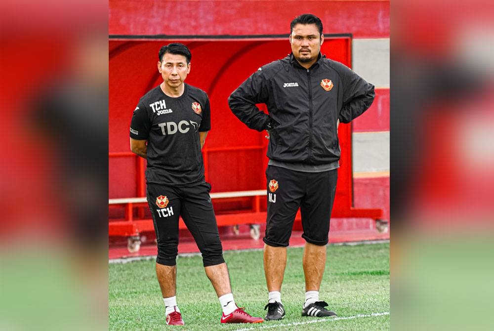 Cheng Hoe (kiri) bersama penolongnya, Nidzam Jamil pastinya mempunyai perancangan tersendiri bagi memastikan Selangor melakar keputusan positif berdepan PJ City dalam aksi Liga Super pada Jumaat. - Foto Selangor FC