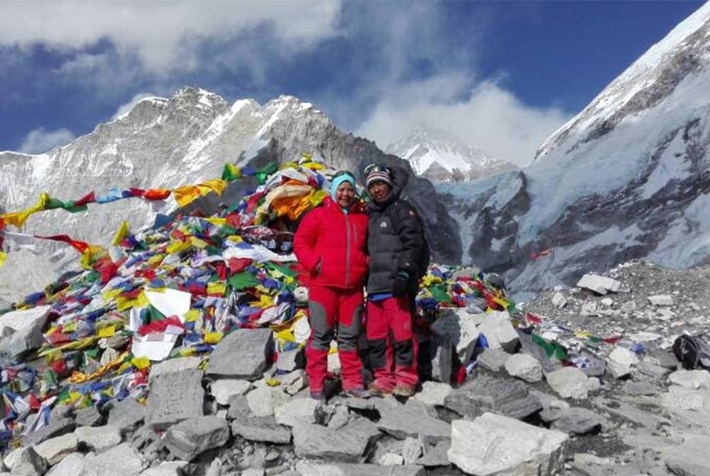 Kenangan manis Hazlinda dan suami ketika mendaki di Everest Base Camp, Nepal.