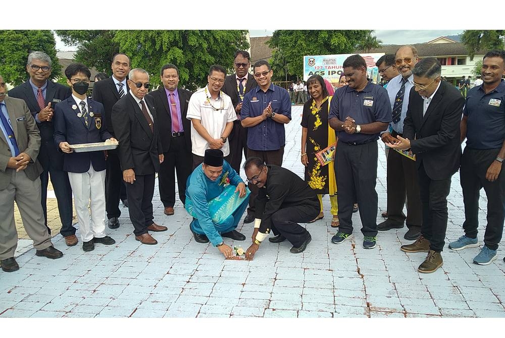 Ahmad Saidi (kiri) meletakkan batu bata terakhir sebagai gimik Perasmian Penciptaan Rekod Malaysia Untuk Mural Atas Bata Tersusun Terbesar di SMK Methodist (ACS) Ipoh pada Jumaat.