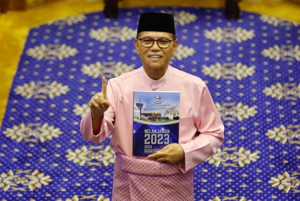 Wan Rosdy memegang buku Belanjawan Pahang 2023 yang bertemakan Negeri Stabil, Rakyat Sejahtera pada sidang DUN Pahang di Wisma Sri Pahang, Kuantan pada Jumaat.