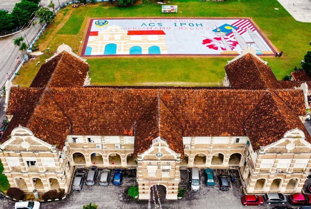 Warga SMK Methodist ACS Ipoh berjaya mencipta rekod tersendiri dengan menghasilkan mural mendatar terbesar di atas 93,000 batu bata tersusun pada Jumaat.