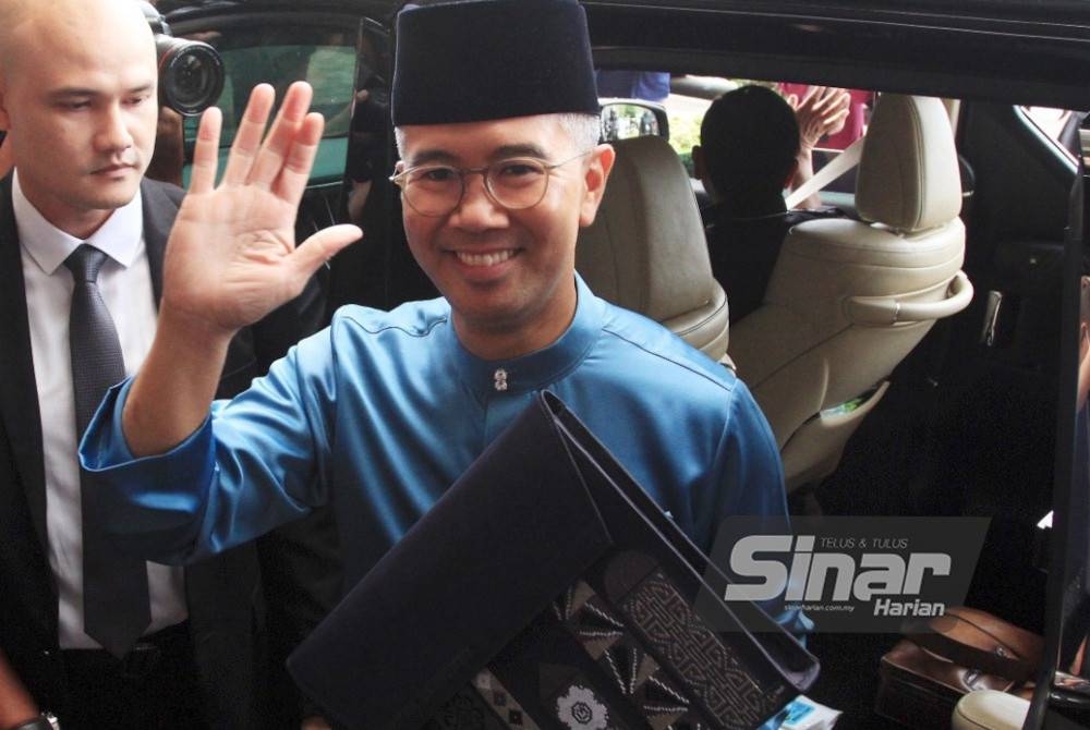 Tengku Zafrul membawa beg yang berisi dokumen pembentangan Bajet 2023 di pekarangan Kementerian Kewangan untuk dibentangkan di Parlimen petang ini. - FOTO ROSLI TALIB