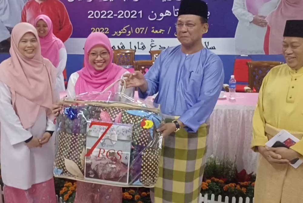 Hasni (dua dari kanan) menyampaikan hadiah cabutan bertuah selepas merasmikan Mesyuarat Puteri UMNO Bahagian Pontian pada Jumaat.