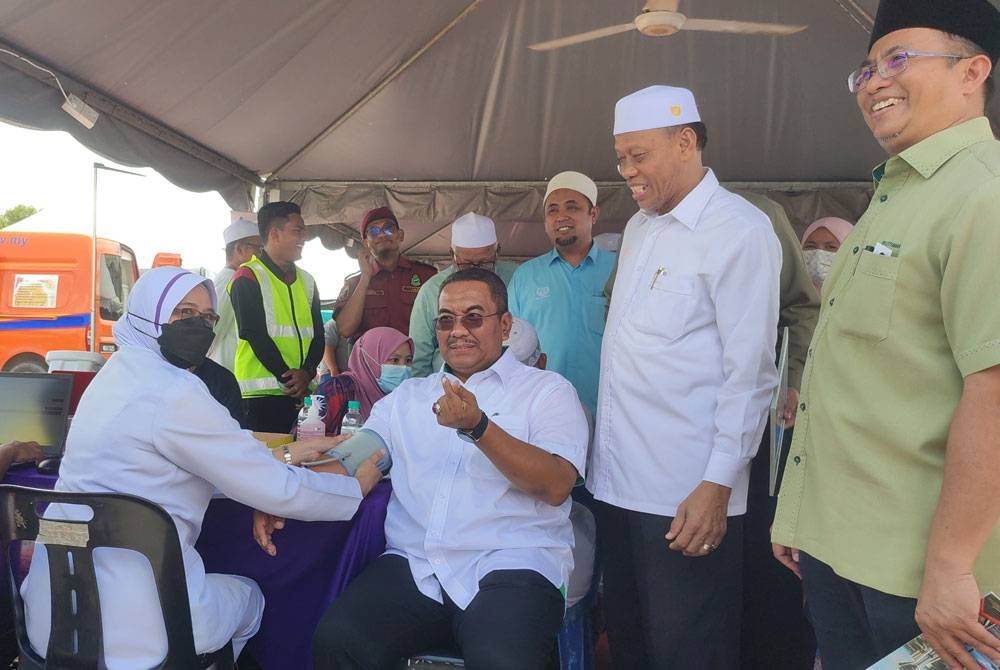 Muhammad Sanusi melakukan pemeriksaan kesihatan ketika melawat reruai pameran pada Majlis Perasmian Penutup Jelajah Sejahtera di Dataran Masjid Nurul Ihsan, Langgar, di sini, pada Jumaat.