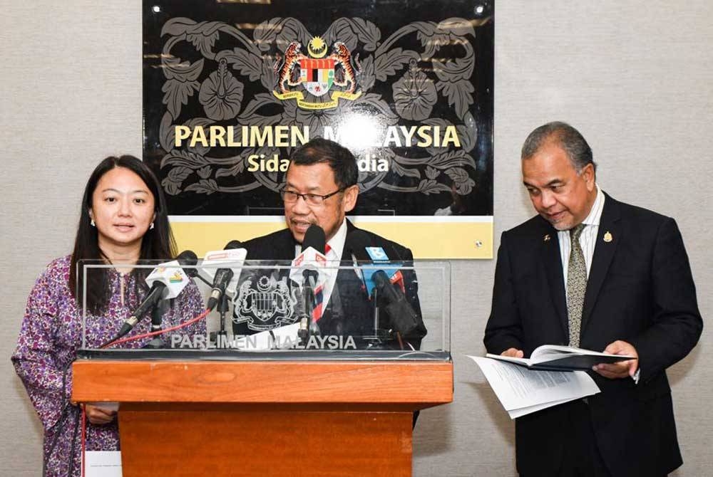 Che Abdullah (tengah) pada sidang media di Bangunan Parlimen.