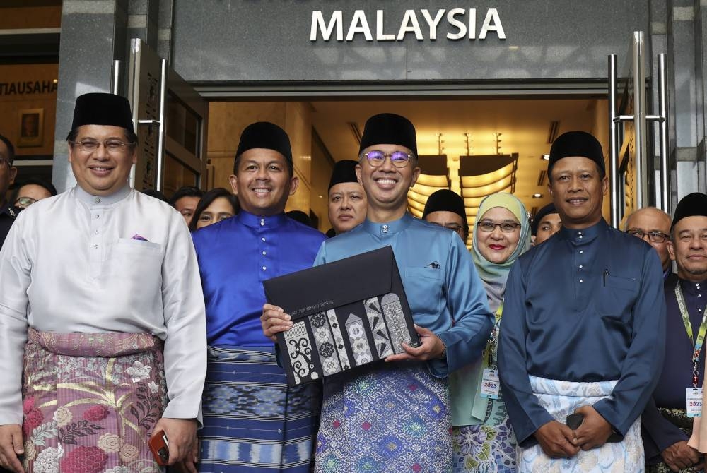 Tengku Zafrul (tiga, kiri) meninggalkan Kementerian Kewangan untuk ke Parlimen bagi membentangkan Bajet 2023 pada Jumaat. - Foto Bernama