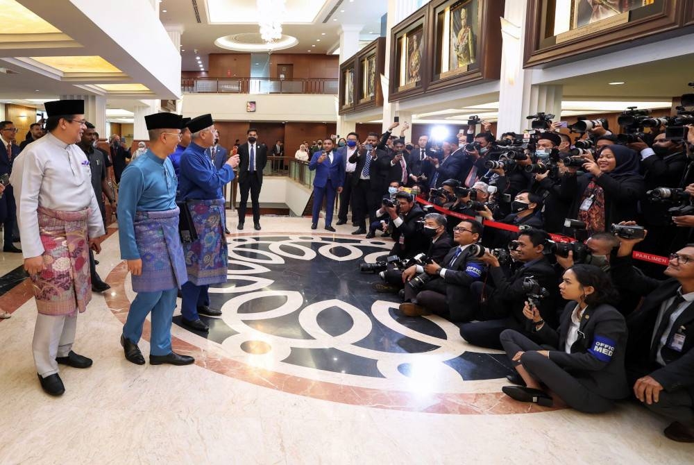 Perdana Menteri, Datuk Seri Ismail Sabri Yaakob bersama Menteri Kewangan, Tengku Datuk Seri Zafrul Abdul Aziz (dua dari kiri) beramah mesra dengan pengamal media ketika menuju ke Dewan Rakyat sebelum pembentangan Bajet 2023 di Bangunan Parlimen pada Jumaat. - Foto Bernama