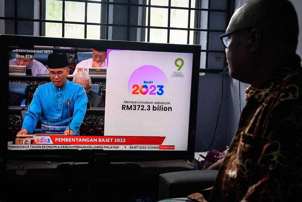 Pembentangan Bajet 2023 yang diumumkan oleh Menteri Kewangan Tengku Datuk Seri Zafrul Abdul Aziz di Parlimen yang disiarkan secara langsung. - Foto Bernama.