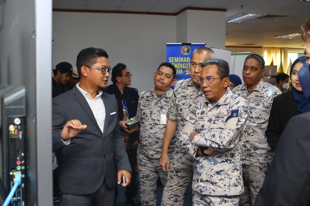 Ketua Pengarah Maritim Malaysia, Laksamana Maritim Datuk Mohd Zubil Mat Som(kanan) diberikan penerangan berkaitan elemen pendigitalan ketika Seminar Pendigitalan Maritim Malaysia 2022 pada Jumaat.