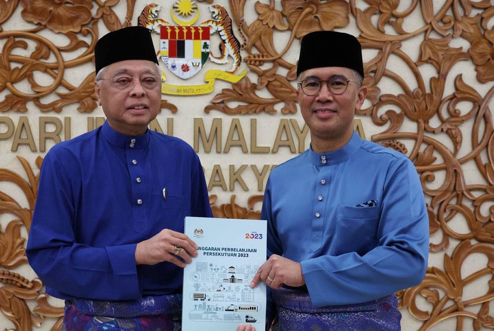 Perdana Menteri, Datuk Seri Ismail Sabri Yaakob (kiri) bersama Menteri Kewangan, Tengku Datuk Seri Zafrul Tengku Abdul Aziz menunjukkan buku Anggaran Perbelanjaan Persekutuan 2023 selepas pembentangan Bajet 2023 di Parlimen, pada Jumaat. - Foto Bernama