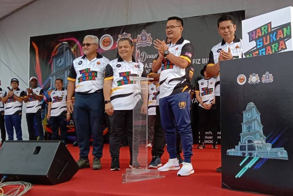 Mohd Khairi (dua, kanan) menyempurnakan gimik perasmian Hari Sukan Negara peringkat Negeri Johor 2022 di Dataran Bandaraya Johor Bahru.