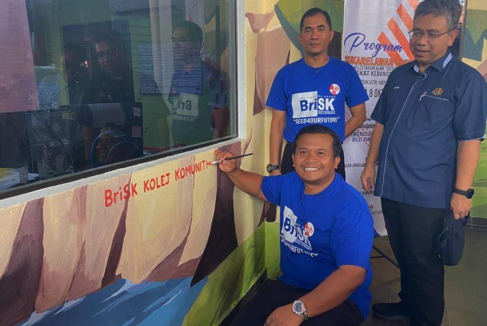 Azwan (kiri) merasmikan Program Sukarelawan BriSK - Mural Kelestarian Alam Peringkat Kebangsaan yang bertemakan SEED4OURFUTURE di Jabatan Psikiatri dan Kesihatan Mental Hospital Raja Perempuan Zainab II di Kota Bharu pada Sabtu.