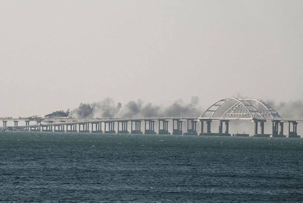 Tangki bahan api dipercayai terbakar menyebabkan sebahagian jambatan Kerch rosak di Crimea pada Sabtu. -Foto: Reuters