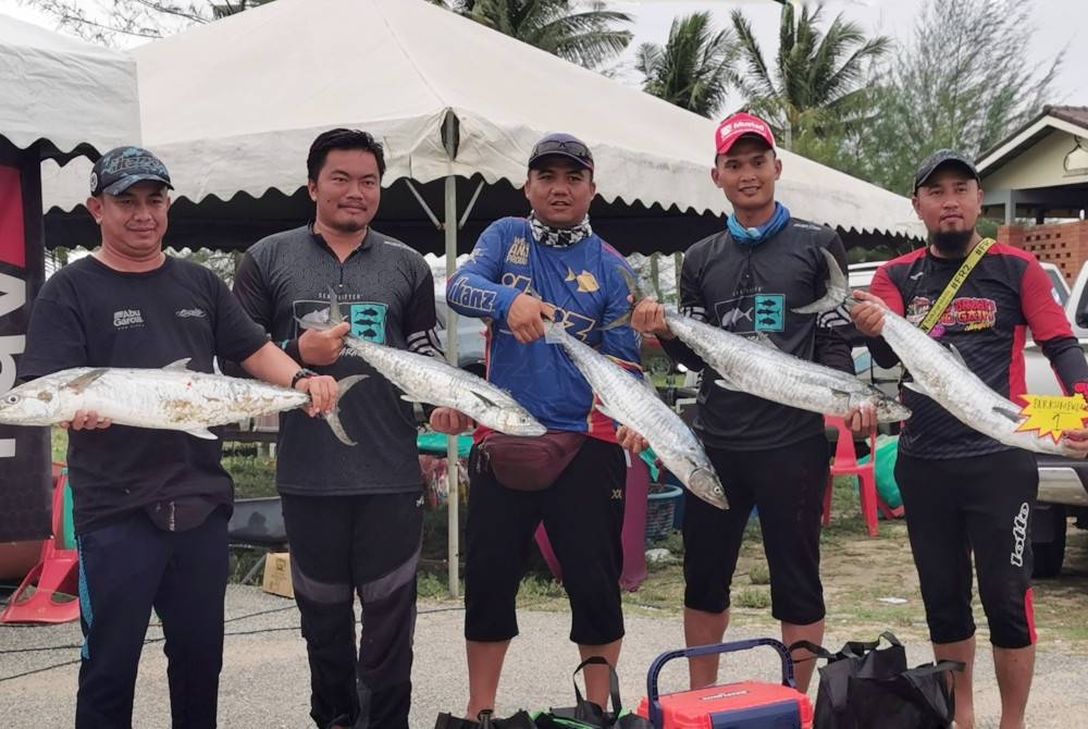 Pasukan pemancing dari Kuantan, Kempadang Angler berpuas hati setelah meraih johan bagi kategori berkumpulan sempena Terengganu Tenggiri Challenge 2022 di Pantai Pulau Kekabu, Marang pada Sabtu.