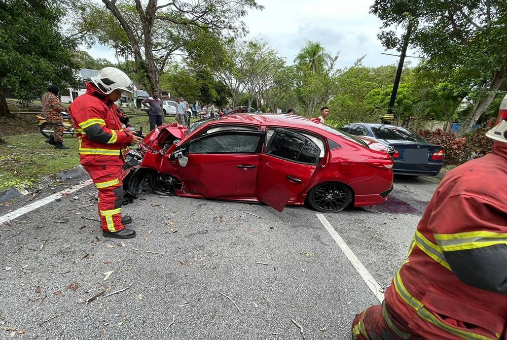 Kereta yang dinaiki empat beranak dalam kemalangan di Persiaran Raja Muda di sini pada Sabtu.