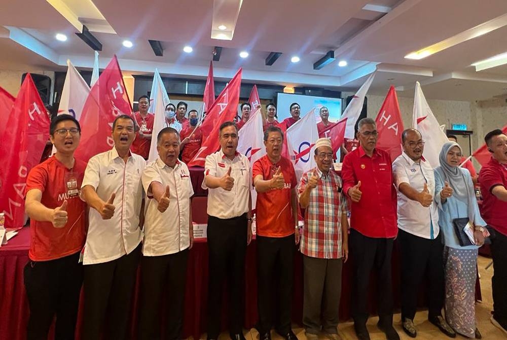 Anthony (empat dari kiri) bersama kepimpinan DAP Kedah dan PH Kedah yang hadir pada Konvensyen Tahunan DAP Kedah pada Sabtu.