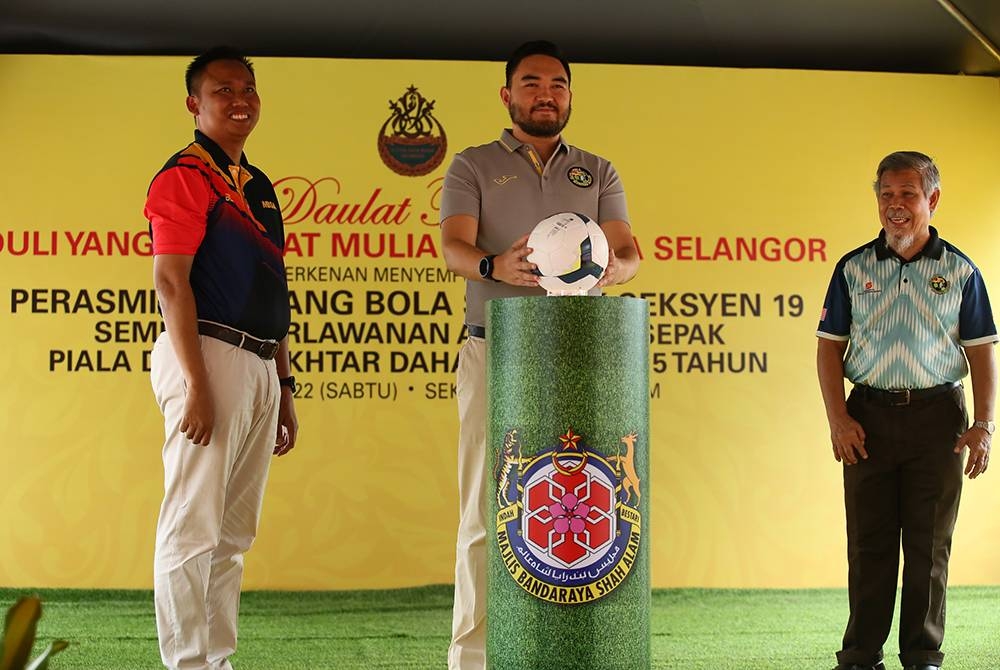 Tengku Amir Shah menyempurnakan majlis pembukaan padang sintetik Seksyen 19, Shah Alam pada Sabtu.
Foto: ASIANA.MY