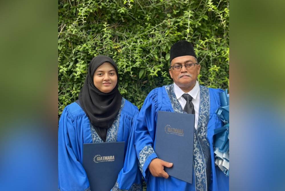 Mohamad Sakroji (kanan) bersama anaknya, Siti Zulaika pada Majlis Graduasi GiatMara Selangor di MSU, Shah Alam pada Sabtu.