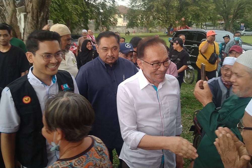 Anwar bertemu penyokong semasa Program Santai Petang dan Ceramah Umum di Taman Desa Meranti, Padang Temusu, Sungai Petani, Kedah pada Sabtu.