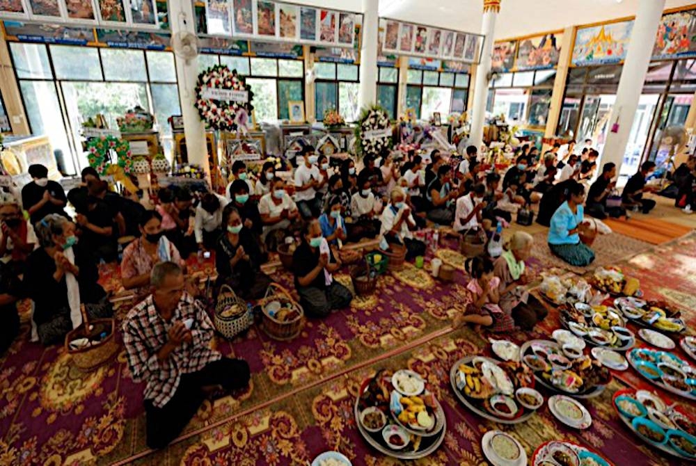 Orang ramai bersembahyang di kuil Wat Rat Samakee selepas kejadian tembakan beramai-ramai di bandar Uthai Sawan, wilayah Nong Bua Lam Phu. Foto: Reuters.