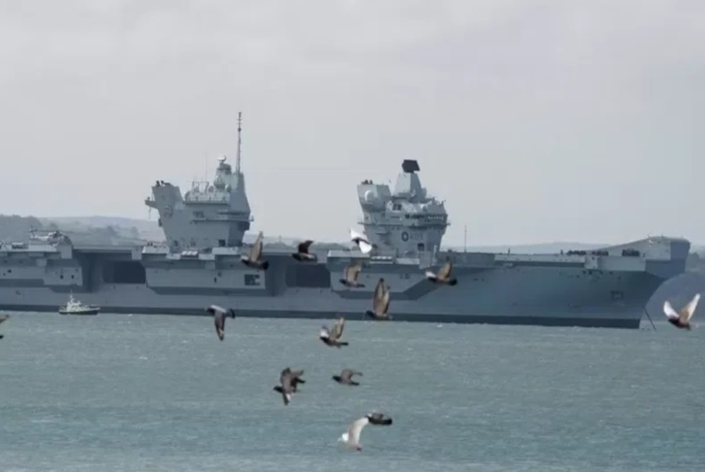 Kapal pengangkut pesawat HMS Prince of Wales milik Tentera Laut Diraja Britain kini mengalami kerosakan. - Foto PA