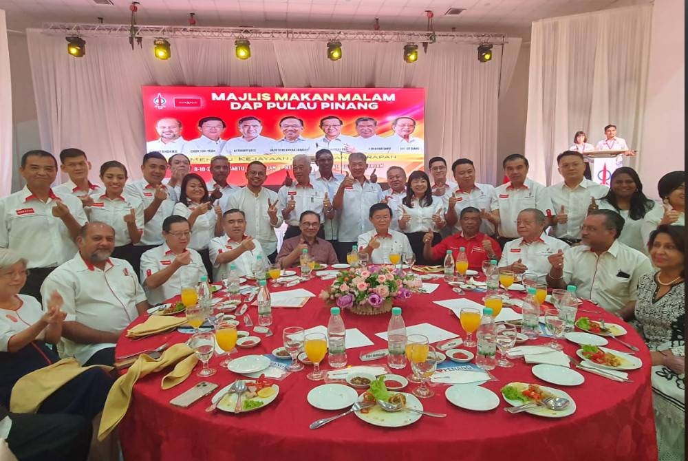 Anwar (duduk lima dari kiri) bersama pimpinan DAP dalam Majlis Makan Malam DAP Pulau Pinang pada Sabtu.