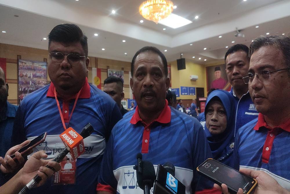 Mohd Yusof (dua dari kiri) ketika ditemui pemberita selepas merasmikan Mesyuarat Perwakilan Pemuda UMNO Bahagian Alor Setar di Bangunan Tunku UMNO Kedah di sini pada malam Sabtu.