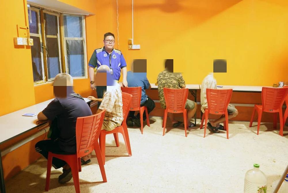 Polis ketika memeriksa lima lelaki yang disyaki terlibat dalam aktiviti perjudian dalam talian di sebuah restoran.