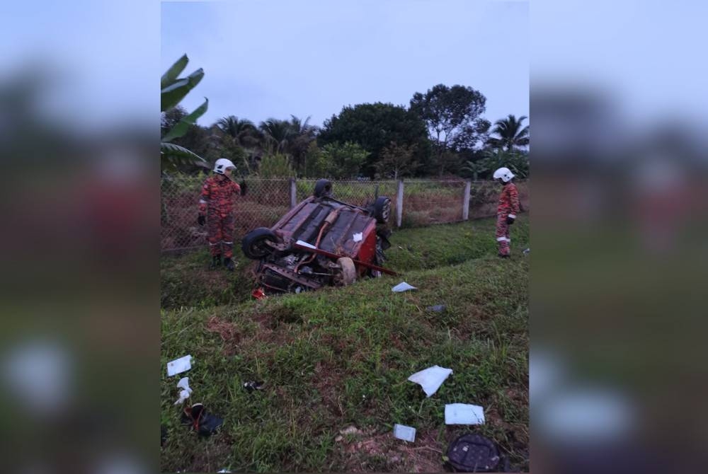 Anggota bomba melakukan operasi menyelamat mangsa kemalangan yang mengakibatkan seorang maut di Kilometer 37.1 Lebuhraya Utara Selatan, Kulai, pada Ahad.