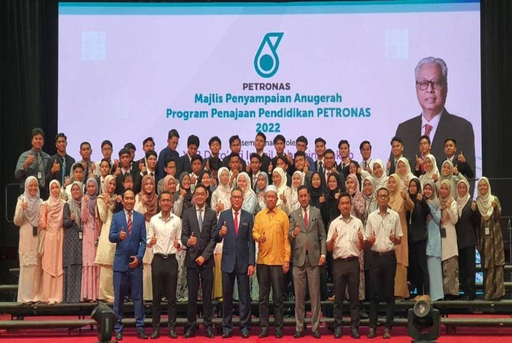 Seramai 103 anak Terengganu yang mendapat keputusan cemerlang dalam Sijil Pelajaran Malaysia (SPM) tahun 2021 mendapat penajaan melalui Program Penajaan Pendidikan Petronas (PESP) 2022.