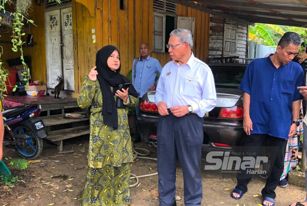 Mustapa (tengah) bertemu peserta BMTKM, Siti Zarina Yaacob (kiri) di Kampung Kubang Golok di Bachok.