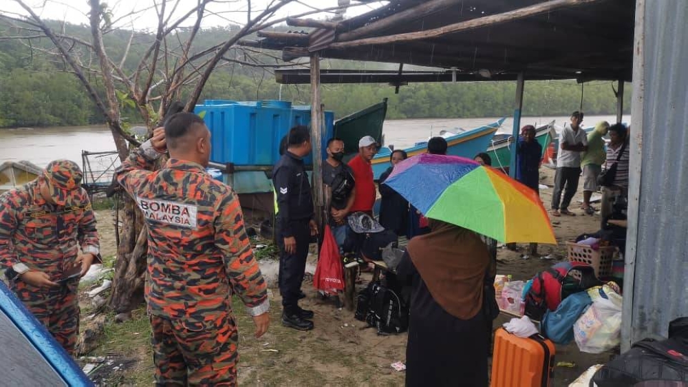 Pasukan bomba melakukan operasi membabitkan mangsa bot karam di perairan Kampung Rampaian Laut, Kota Belud.