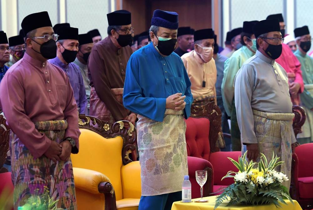 Sultan Selangor Sultan Sharafuddin Idris Shah (dua dari kiri) berkenan hadir pada Majlis Sambutan Maulidur Rasul Peringkat Negeri Selangor Tahun 1444H/2022M di Dewan Syarahan dan Muzakarah Islam Masjid Sultan Salahuddin Abdul Aziz Shah, pada Ahad. - Foto Bernama