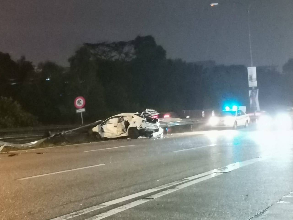 Kereta jenis Toyota Vios dipercayai dilanggar dari bahagian tepi oleh sebuah kenderaan jenis Range Rover dalam kejadian di Kilometer 17.1 Lebuhraya Persekutuan pada Ahad.