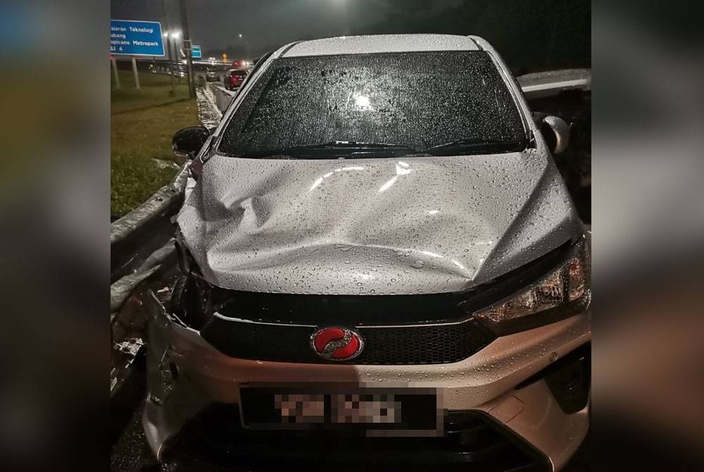 Antara kereta yang terlibat dalam kemalangan melibatkan tiga kenderaan di Kilometer 17.1 Lebuhraya Persekutuan pada Ahad.