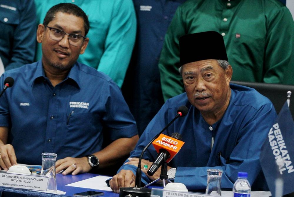 Muhyiddin (kanan) selepas mempengerusikan Mesyuarat PN Negeri Perak pada Ahad. - Foto Bernama